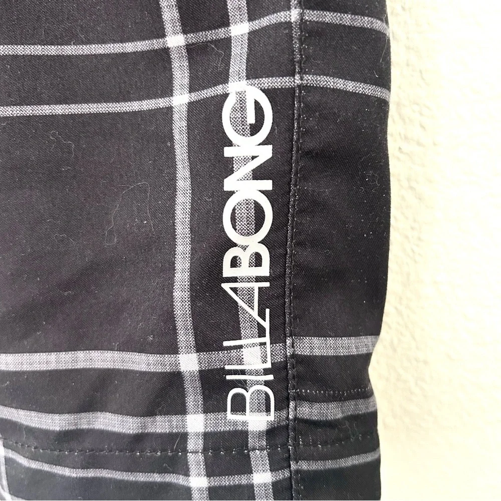 Billabong Black Plaid Board Shorts Lightweight Quick Dry Sporty Size 32 Waist